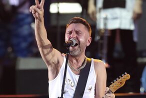 "Мы одни тут против тьмы": Шнуров выпустил новый клип "Иноагент"