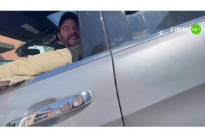 Пёс чуть не проглотил стаканчик вместе с лакомством