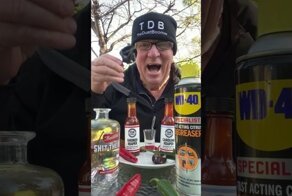 Мужчина съел красный перец с острым соусом