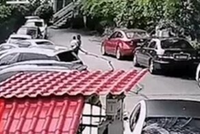 Женщина с ребёнком вовремя успела покинуть зону оползня