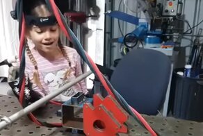 Отец учит дочь сварке