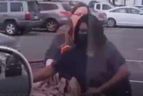 В США негритянка отобрала еду у другой американки прямо на улице
