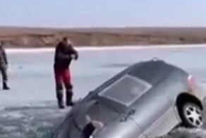 «Она быстро утонет, вылазь, придурок! Вылазь!» Наглядный пример опасности дрифта на весеннем льду