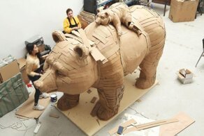 Художница мастерит огромные скульптуры из картона