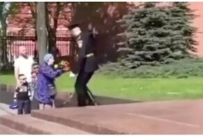 Солдат провёл бабушку к Вечному огню
