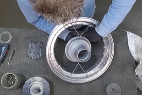 Как изготавливают спицованные колёса на заказ для классического гоночного автомобиля