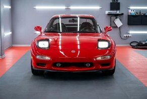 Новенькая Mazda RX-7 1992 года выпуска, принадлежащая одному владельцу, которая никогда не выезжала на улицу