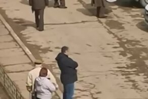 Позитив дня: военный оркестр сыграл для пожилого мужчины и детей