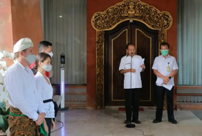 "Мы их не простим": россиян депортировали с Бали из-за "голой" фотосессии на священном дереве