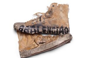 Бомжстайл снова в моде: рваные кроссовки за огромные деньги