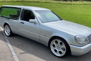 Интересный катафалк Mercedes-Benz W140 выставили на продажу в Швейцарии