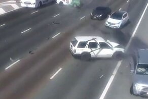 Водитель внедорожника остановился посреди оживлённой трассы и стал причиной массового ДТП в Абу-Даби