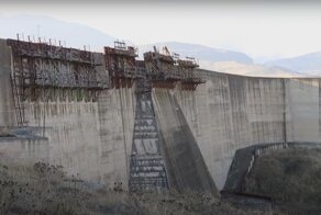 Огромная заброшенная дамба