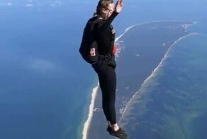 Любительница парашютного спорта развлекается в небе