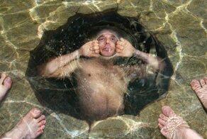 9 самых странных мест, в которых застревали люди