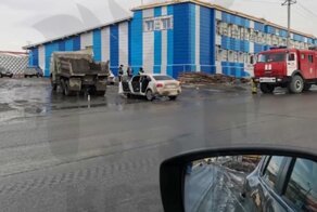 Авария дня. В Норильске КамАЗ при повороте столкнулся с Volkswagen