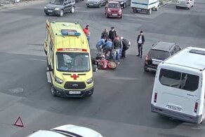 В Волгограде водитель кроссовера устроил ДТП: пострадала пассажирка мотоцикла