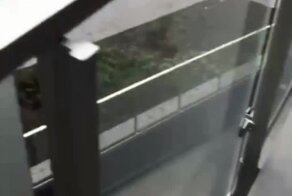 Девушка чудом не разбила бутылку