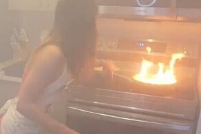 Видеоблогер чуть не сожгла свою кухню в прямом эфире