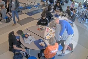 Баскетбольный тренер спас жизнь подавившемуся подростку