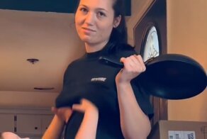 Дочка сделала маме замечание по поводу груди