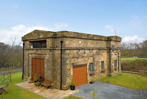 Современный особняк в здании насосной станции в Англии (9 фото)