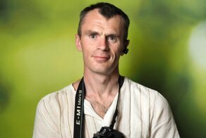 Мужчина из Кемерова потерял в аварии кисти рук, но не сдался и стал фотографом