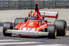 Шарль Леклер разбил болид Ferrari 1974 года Ники Лауды на историческом Гран-при Монако