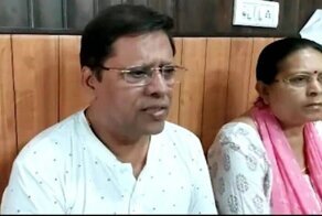 Индийская пара хочет засудить сына за то, что оставил их без внуков