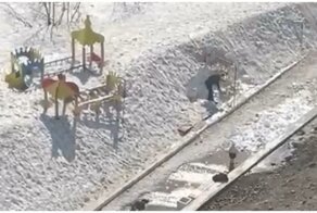 Отец-молодец откопал качели для дочери из сугроба