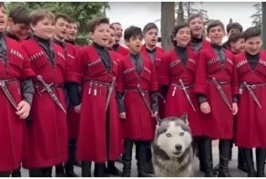 Главная солистка: собака подпела фольклорному хору