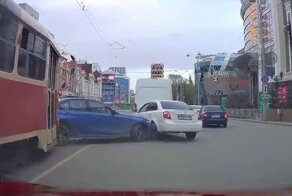 Качественный пинок под зад: в Екатеринбурге трамвай протаранил BMW