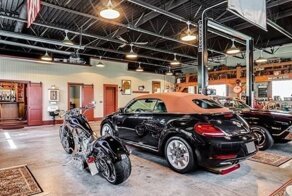 Дом, построенный в стиле 1930-х годов, с гаражом площадью 185 квадратных метров