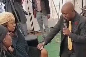 Пока смерть не объединит нас: мужчина сделал предложение своей девушке на похоронах её отца