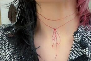 Тиктокерша хотела набить милое тату на шее, но результат довел ее до слёз