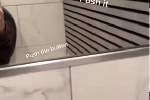 Необычная кнопка в уборной