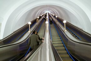 Почему в метро поручни и ступени эскалатора движутся с разной скоростью