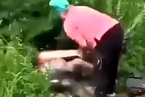 Боевая женщина с доской наказала бесстыдников в кустах