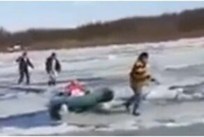 Подвыпивший мужчина потащил надувную лодку с ребёнком через ледоход