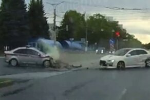 В Чебоксарах гвардейцы со спецсигналами проскакивали на «красный» и столкнулись с тремя автомобилями