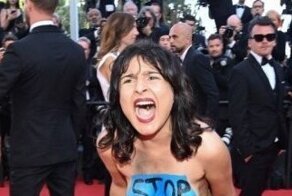 В Каннах бодипозитивная украинская феминистка перепугала звёзд своей грудью