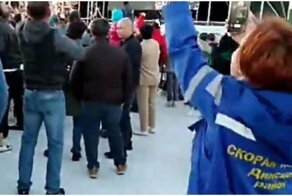 Медик зажигает под песню группы «Король и Шут» на фестивале