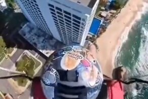 Парашютист приземлился на крышу отеля, а затем убегая от охраны,  прыгнул ещё раз