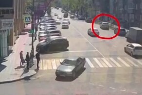Забыла поставить на "ручник": неуправляемое авто    во Владивостоке сбило двух пешеходов