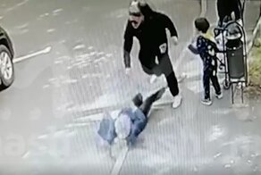 Неадекватная «яжемать» жестоко избила пожилую женщину прямо на глазах у сына