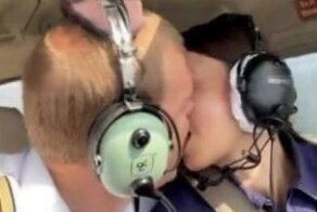 Российского пилота-инструктора уволили за откровенное секс-видео в кабине с ученицей