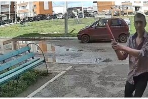 В Башкирии мужчина с топором решил испытать на прочность домофон
