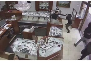 Работники ювелирного магазина дали отпор грабителям