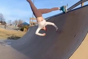 Эффектный трюк в исполнении экстремалки на роликах