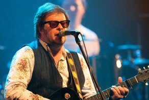 "Спасает остатки имущества, сложенные не в ту корзину": артисты объяснили щедрую помощь Гребенщикова украинцам